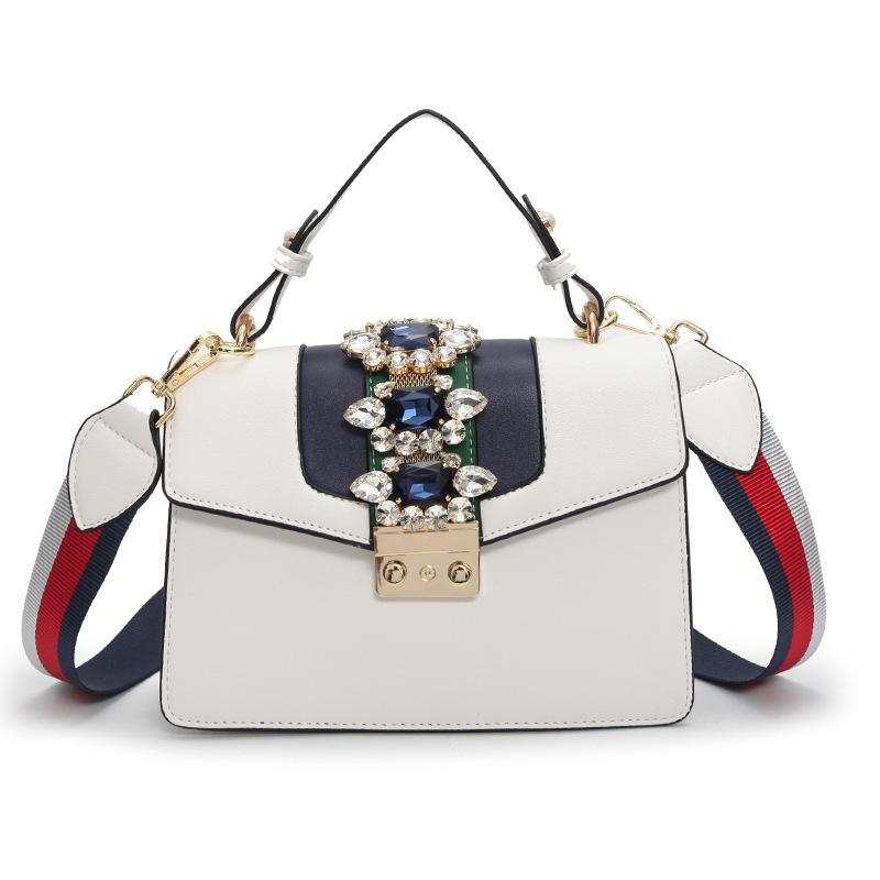 Sac messager femme en PU de haute qualité, taille compacte avec doublure polyester, design élégant et moderne.