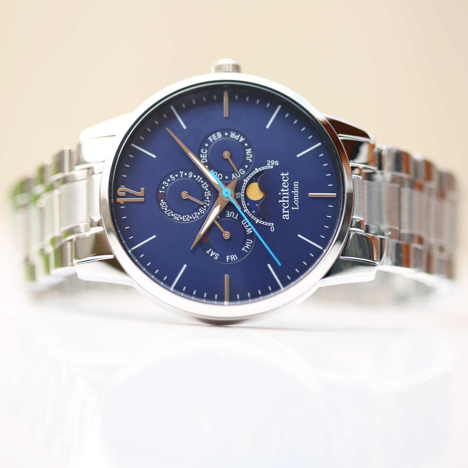 Montre Moonphase Apollo bleue avec gravure manuscrite personnalisée et chronographes, boîtier en acier inoxydable poli.