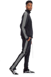 Ensemble survêtement slim Single Stripe Zip Up avec veste à fermeture éclair et pantalon assorti sur mannequin 1m80
