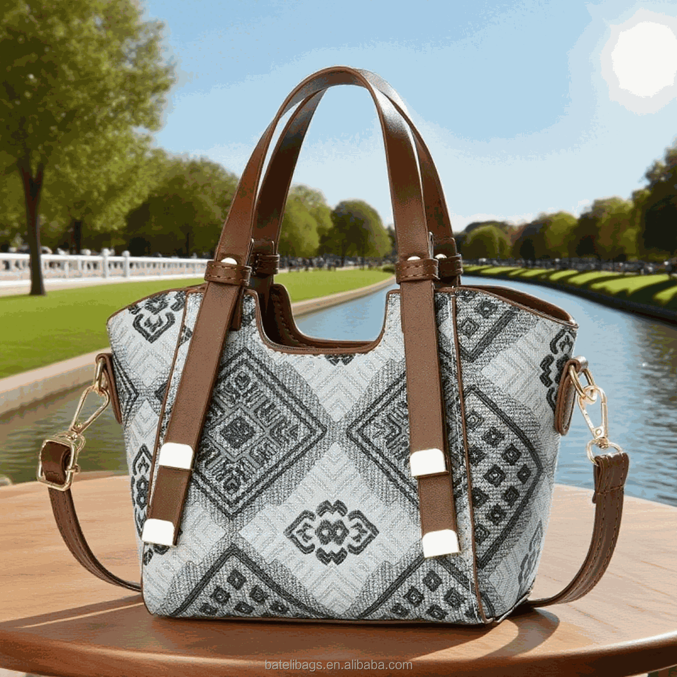 Sac à main femme Monogram Boston Pillow, forme enveloppe, PU imperméable, bandoulière unique, motif ajouré, style tendance
