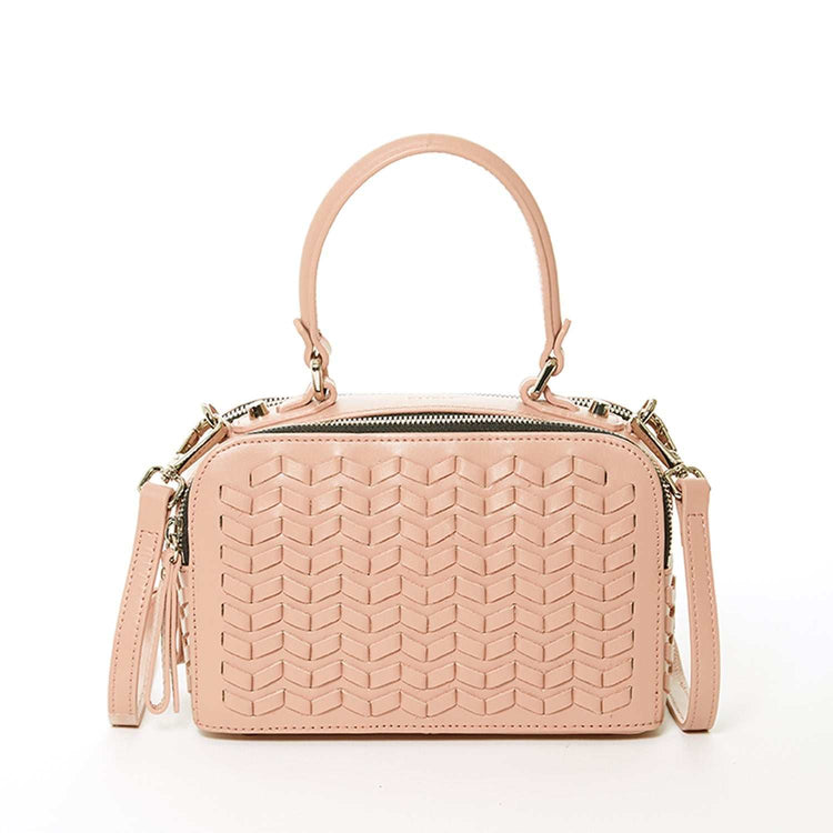 Sac à main en cuir rose tressé avec bandoulière ajustable et fermetures éclair argentées