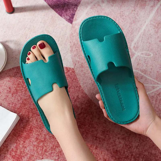Paire de chaussures plage de luxe rétro pour adulte, semelle plate en EVA, style estival solide et élégant.