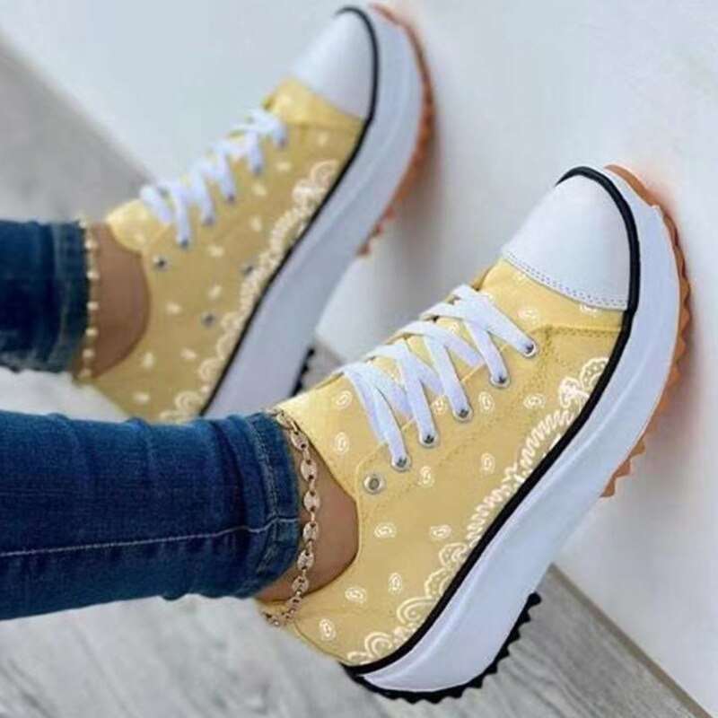 Tableau des tailles pour sneakers femme en toile motif 2022, avec correspondance en cm, pouces, tailles US et EU.