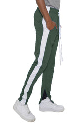 Pantalon de survêtement slim fit avec bande unique et fermeture éclair invisible aux chevilles, tissu polyester et spandex.