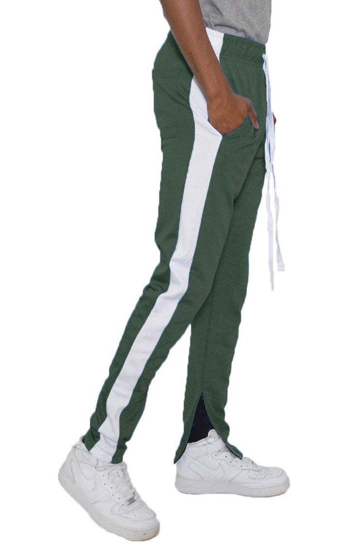 Pantalon de survêtement slim fit avec bande unique et fermeture éclair invisible aux chevilles, tissu polyester et spandex.