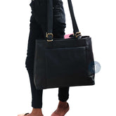 Sac à main en cuir noir pour femmes avec multiples poches zippées, design durable et élégant.