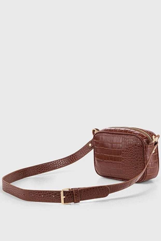 Sac bandoulière marron croco en cuir PU résistant, compact et élégant pour femmes