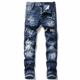 Jean homme slim célèbre en denim de qualité avec coupe ajustée moderne et poches classiques.