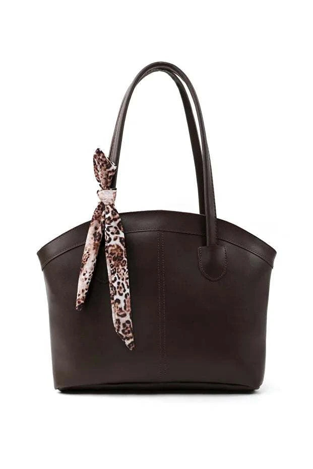 Sac à main marron en cuir synthétique avec bandoulière et foulard décoratif