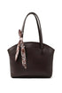 Sac à main marron en cuir synthétique avec bandoulière et foulard décoratif