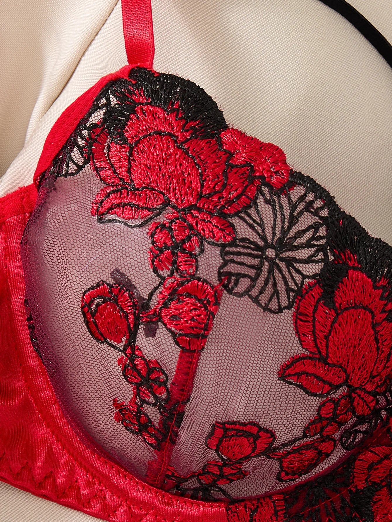 A set of sexy Red lingerie, including a bra and panties with daisy patterns, as well as a comfortable home-style ZA825127 Khamik Shop Online