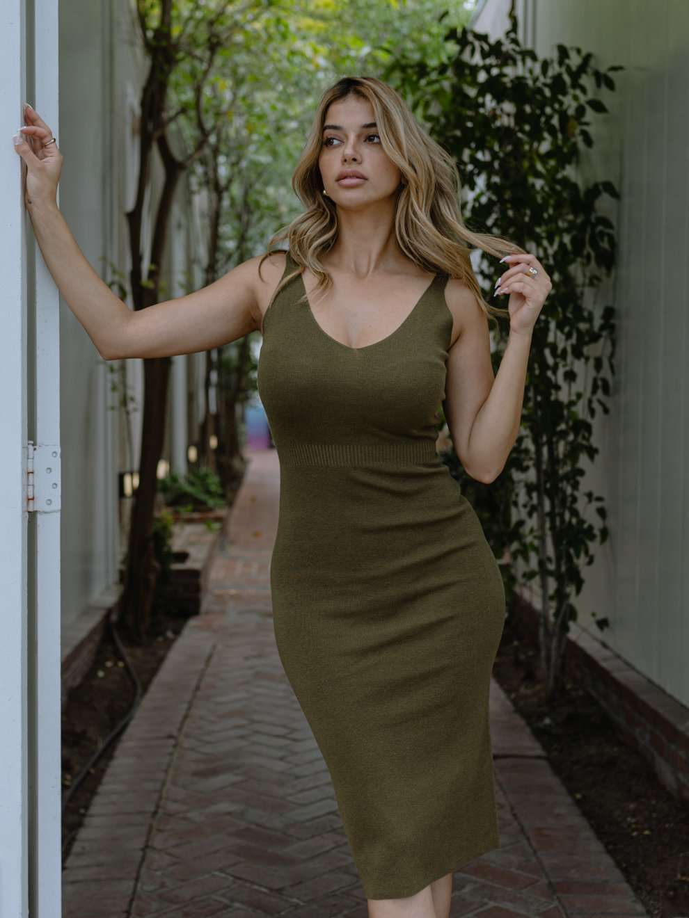 Robe mi-longue en tricot côtelé avec encolure en V et bretelles modernes en laine mélangée